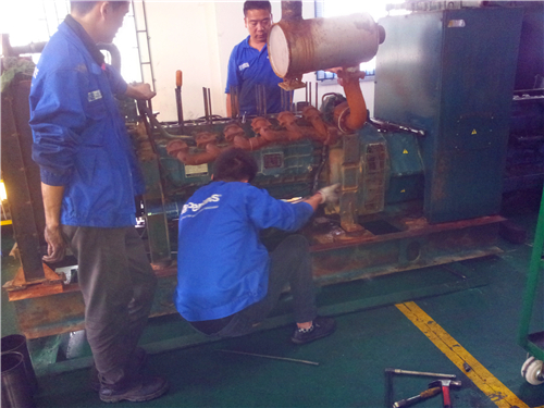 拆卸三菱S12柴油發(fā)動機(jī)噴油器總成